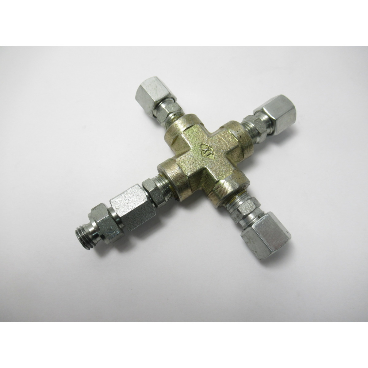 STÜRMER 4-Wege Verteiler AKM 200-6 VP Metallkraft für Druckzylinder inkl. Anschlüsse STÜRMER 4-Wege Verteiler AKM 200-6 VP Metallkraft für Druckzylinder inkl. Anschlüsse