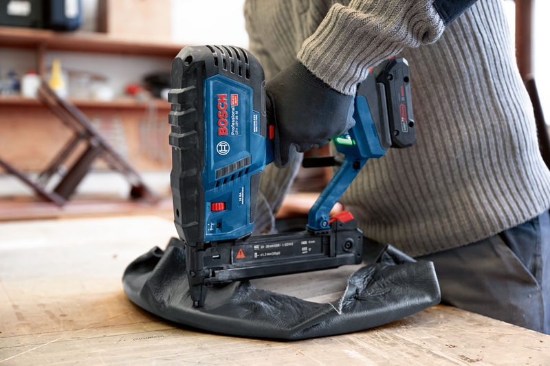 BOSCH Akku-Holzklammerer GTH 18V-38 M BOSCH Akku-Holzklammerer GTH 18V-38 M