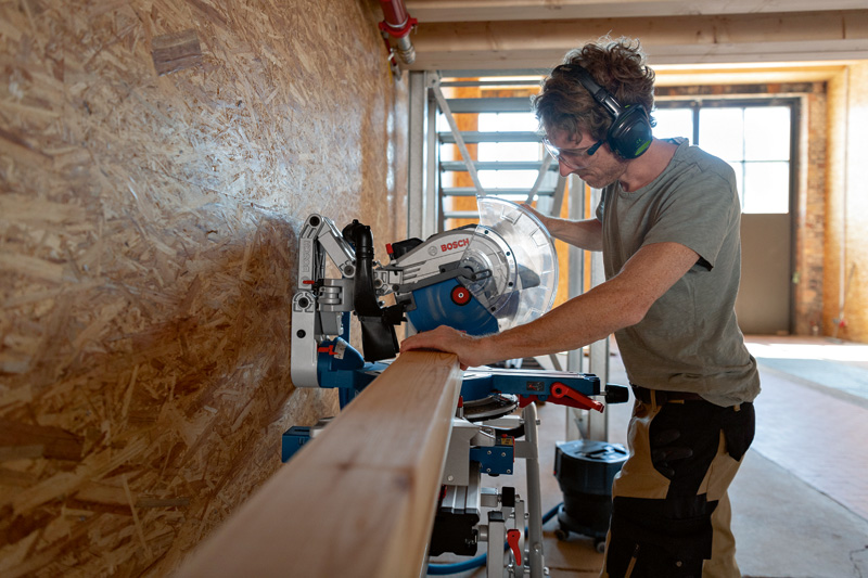BOSCH Akku-Kapp- und Gehrungssäge GCM 18V-305 GDC, Karton