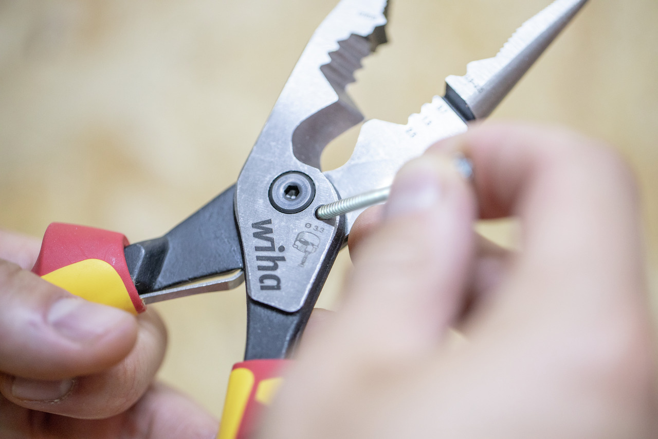 WIHA Multifunktionszange 8in1 Industrial electric mit ein- und ausschaltbarer Öffnungsfeder