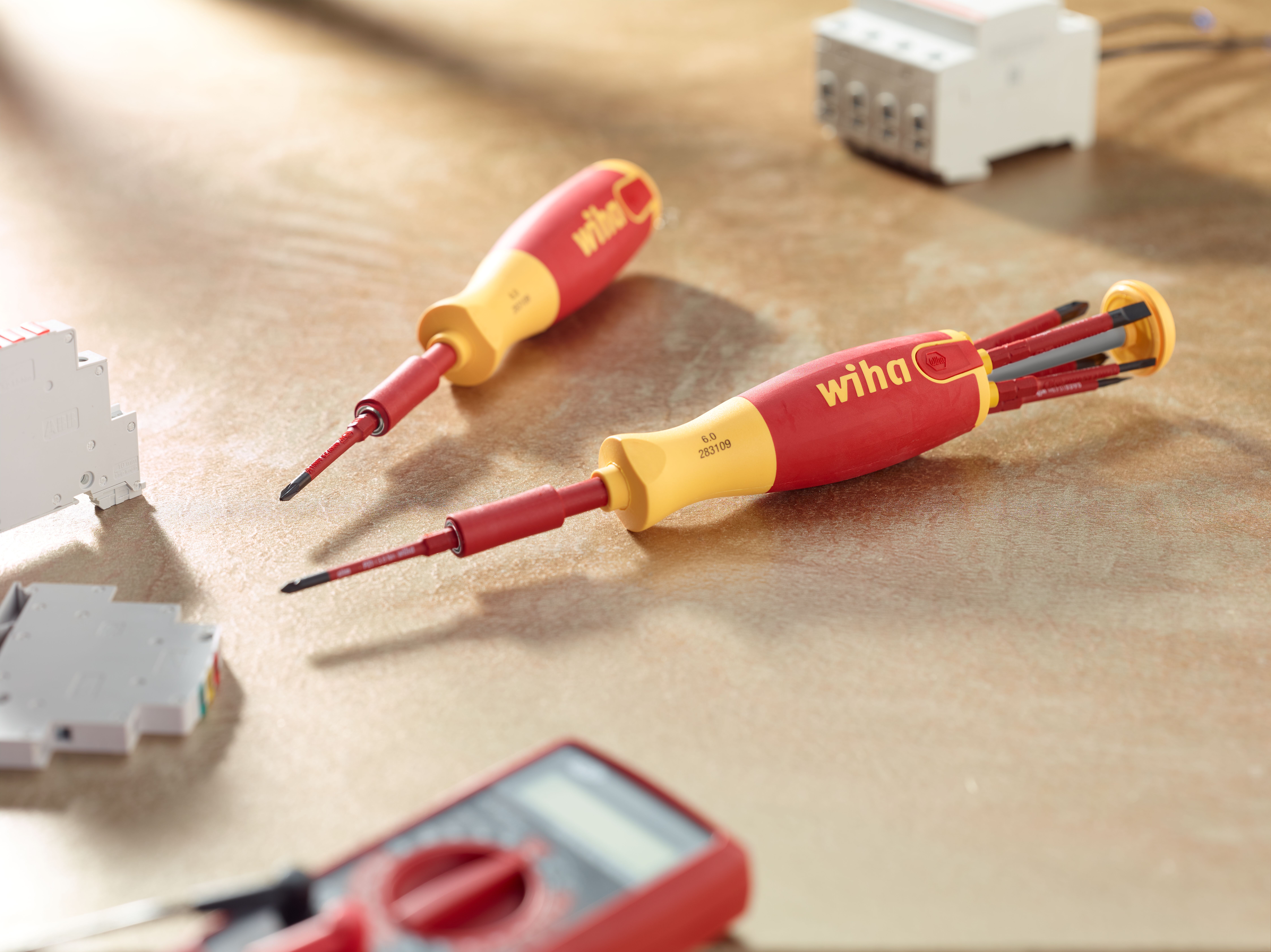 WIHA Schraubendreher mit Bit-Magazin LiftUp electric Schlitz, Phillips mit 6 slimBits