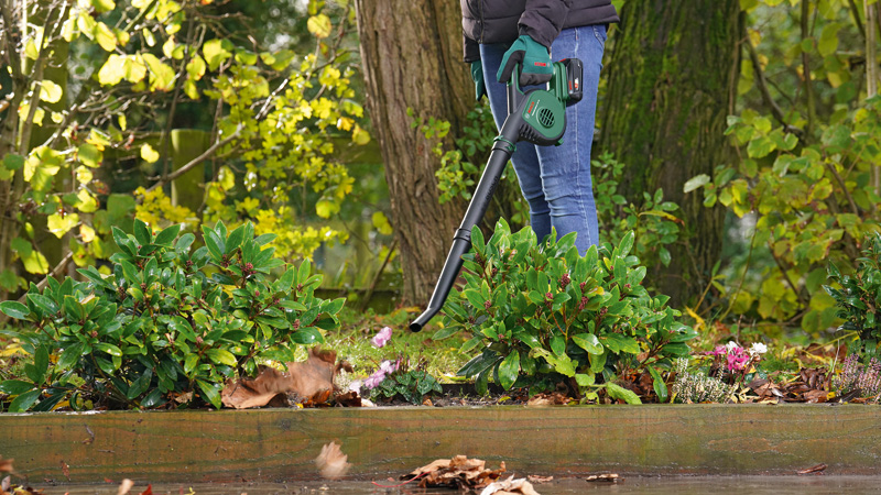BOSCH Akku-Laubbläser UniversalLeafBlower 18V-130, 1 x Akku PBA 18V 2.5Ah BOSCH Akku-Laubbläser UniversalLeafBlower 18V-130, 1 x Akku PBA 18V 2.5Ah