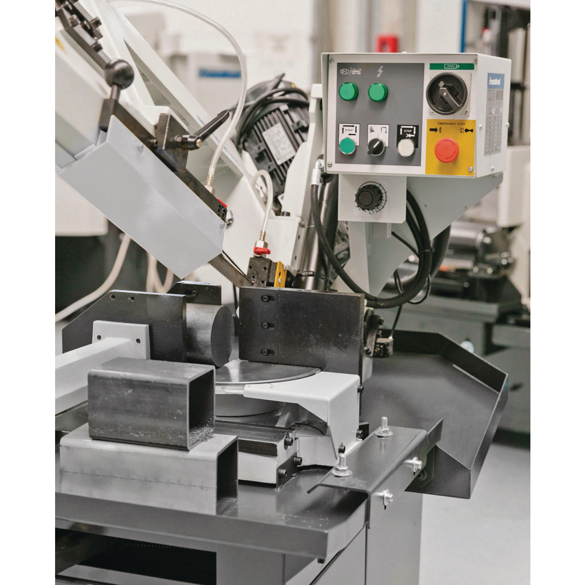 METALLKRAFT Hydraulische Schwenkrahmen-Metallbandsäge für Gehrungsschnitte von +60° bis -45° BMBS 230 x 280 H-DG