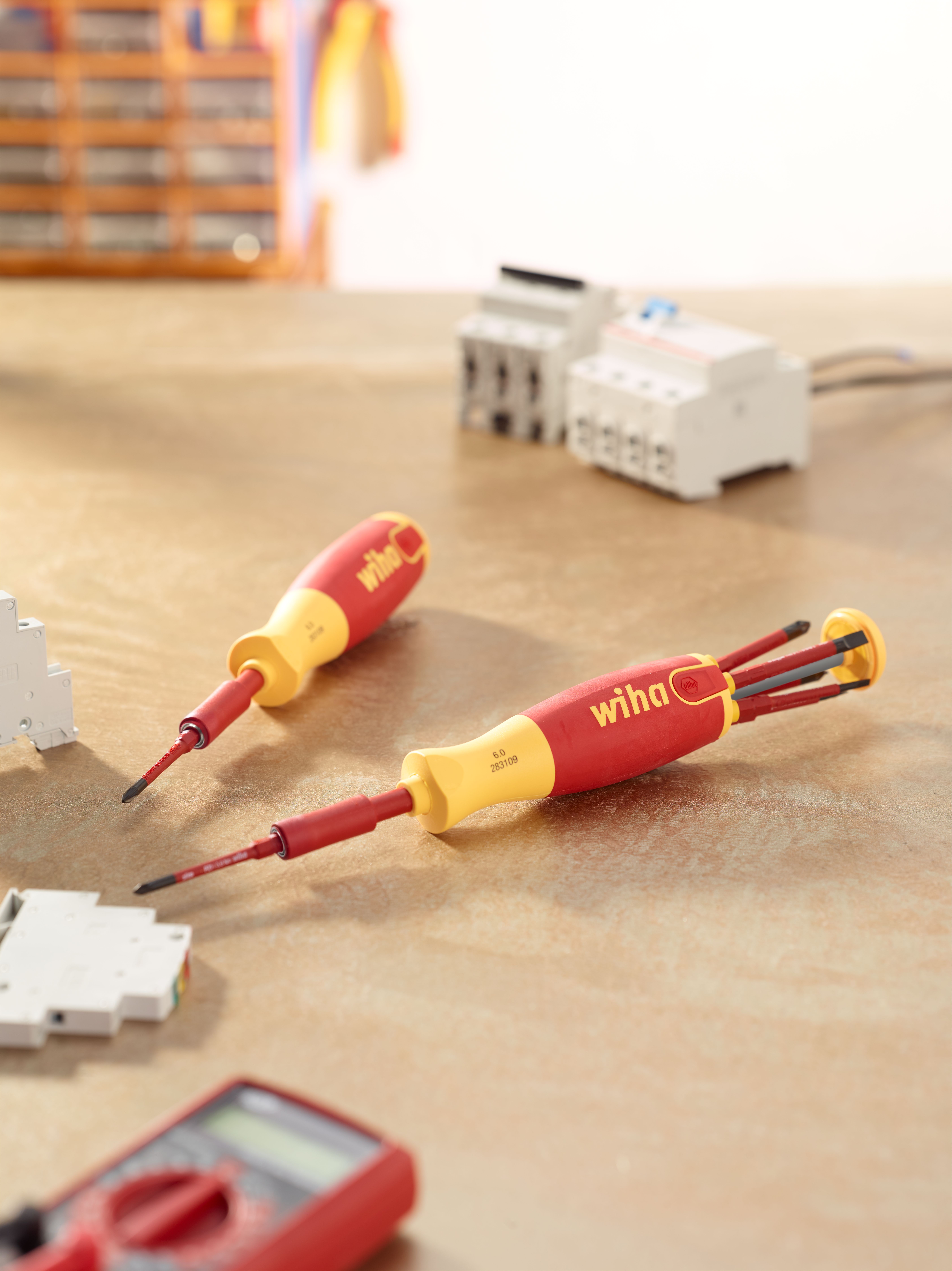 WIHA Schraubendreher mit Bit-Magazin LiftUp electric Schlitz, Phillips mit 6 slimBits