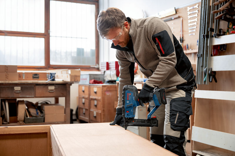 BOSCH Akku-Holzklammerer GTH 18V-38 M
