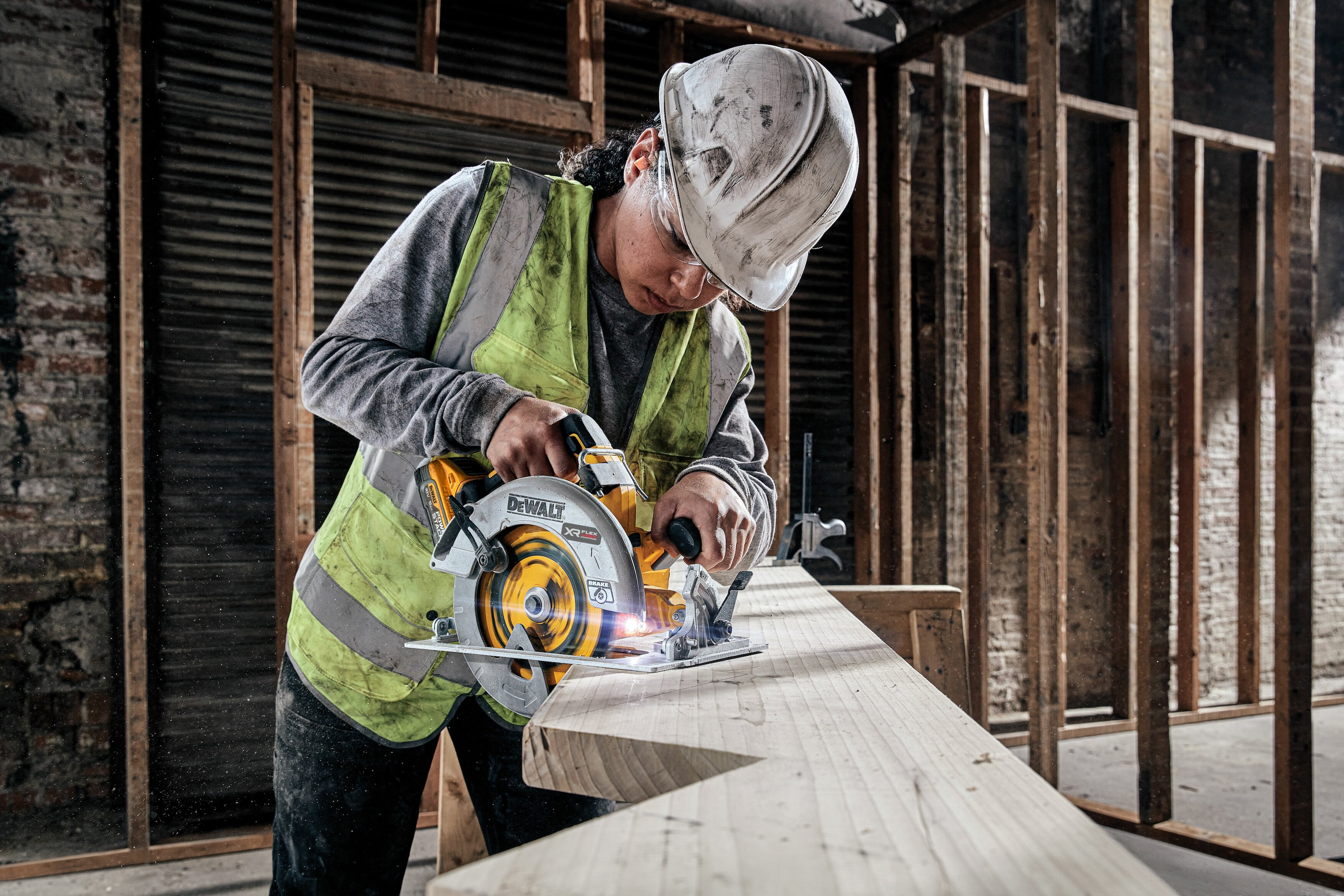 DEWALT Akku-Handkreisäge 18V/5Ah DCS573H2T-QW