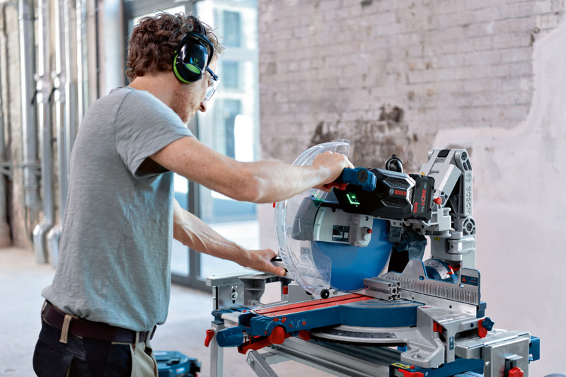 BOSCH Akku-Kapp- und Gehrungssäge GCM 18V-305 GDC, Karton