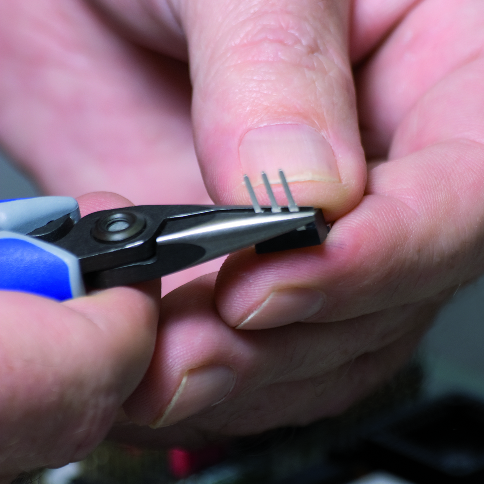 KNIPEX KNIPEX 34 22 130 Präzisions-Elektronik-Greifzange 130 mm brüniert mit Mehrkomponenten-Hüllen poliert