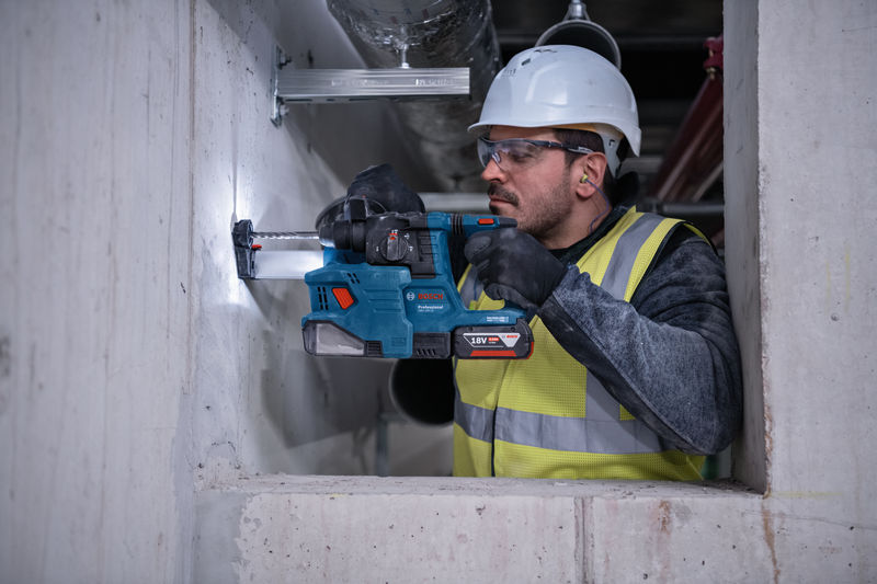BOSCH Akku-Bohrhammer mit SDS plus GBH 18V-22, 2 x Akku GBA 18V 4.0Ah in L-BOXX 136