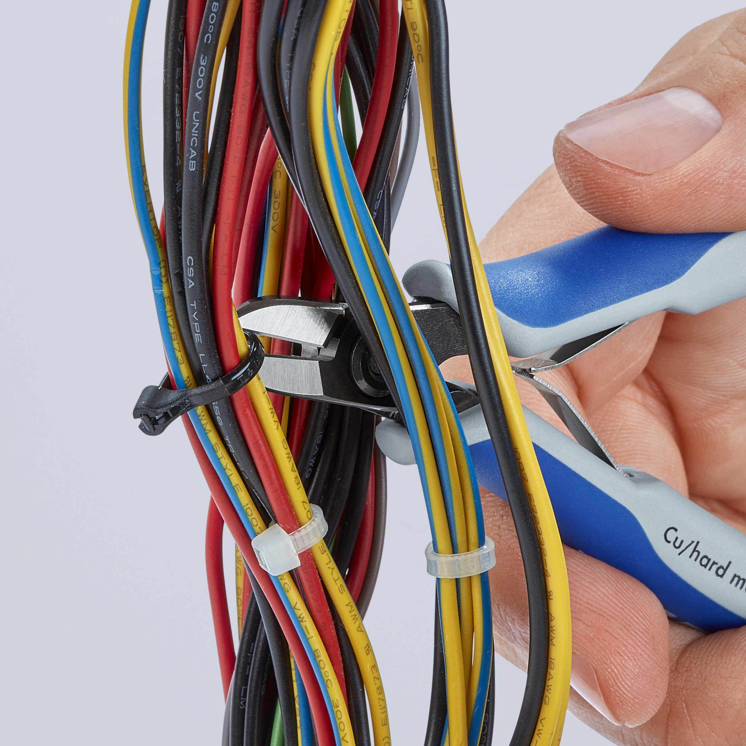 KNIPEX KNIPEX 79 02 125 S1 Präzisions-Elektronik-Seitenschneider z. B. zum Öffnen von Kunststoff-Kabelverbindern 125 mm brüniert mit Mehrkomponenten-Hüllen poliert