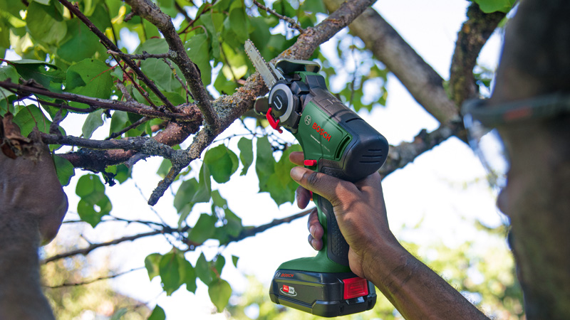 BOSCH Akku-Säge mit NanoBlade-Technologie UniversalCut 18V-65