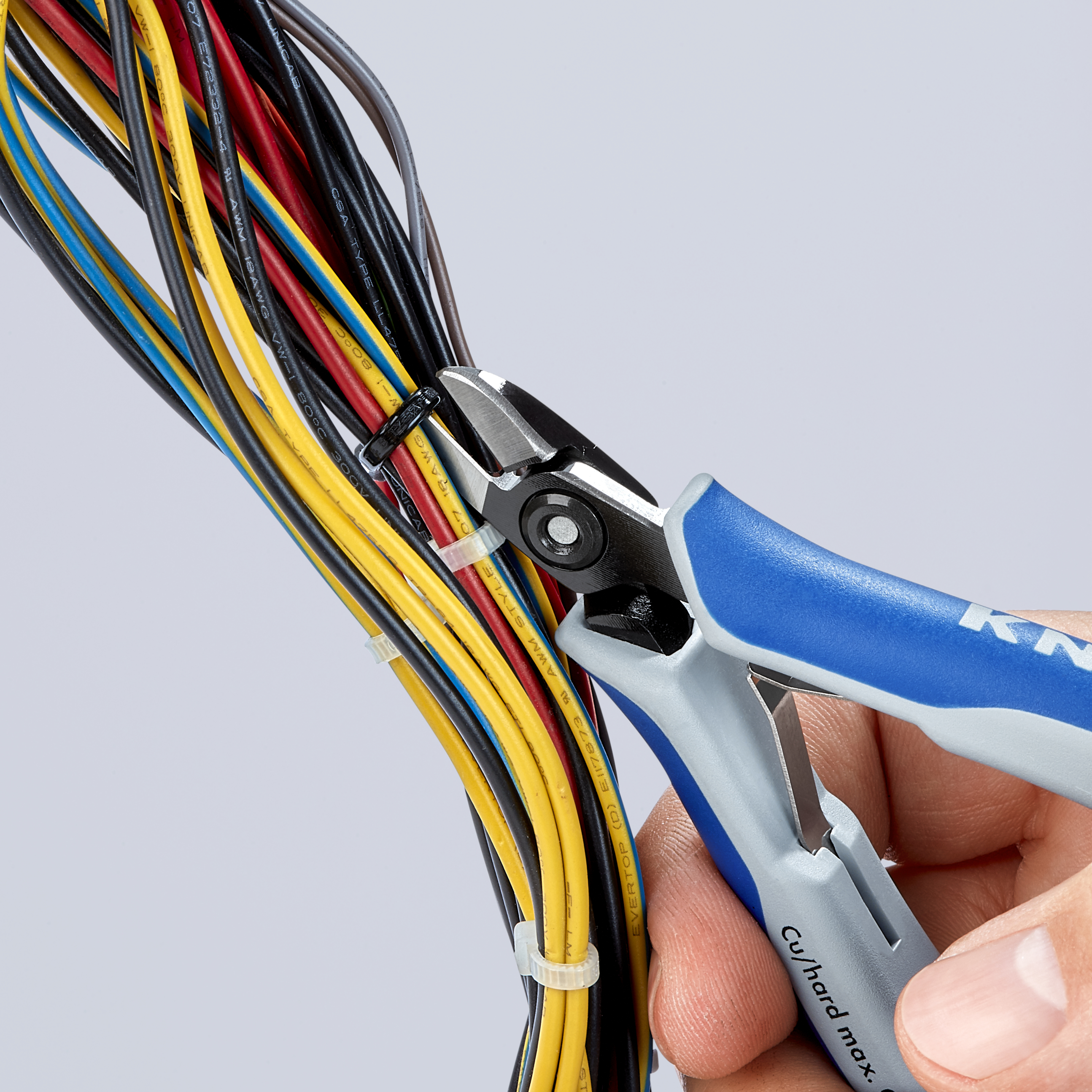 KNIPEX KNIPEX 79 02 125 S1 Präzisions-Elektronik-Seitenschneider z. B. zum Öffnen von Kunststoff-Kabelverbindern 125 mm brüniert mit Mehrkomponenten-Hüllen poliert
