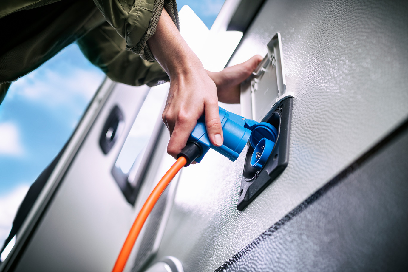 BRENNENSTUHL Brennenstuhl Camping CEE-Adapterleitung mit CEE-Stecker und Winkelkupplung inkl. Schutzkontakt-Kombisteckdose (1,5m Kabel in orange, 230V/16A, Einsatz im Außenbereich, Made in Germany)