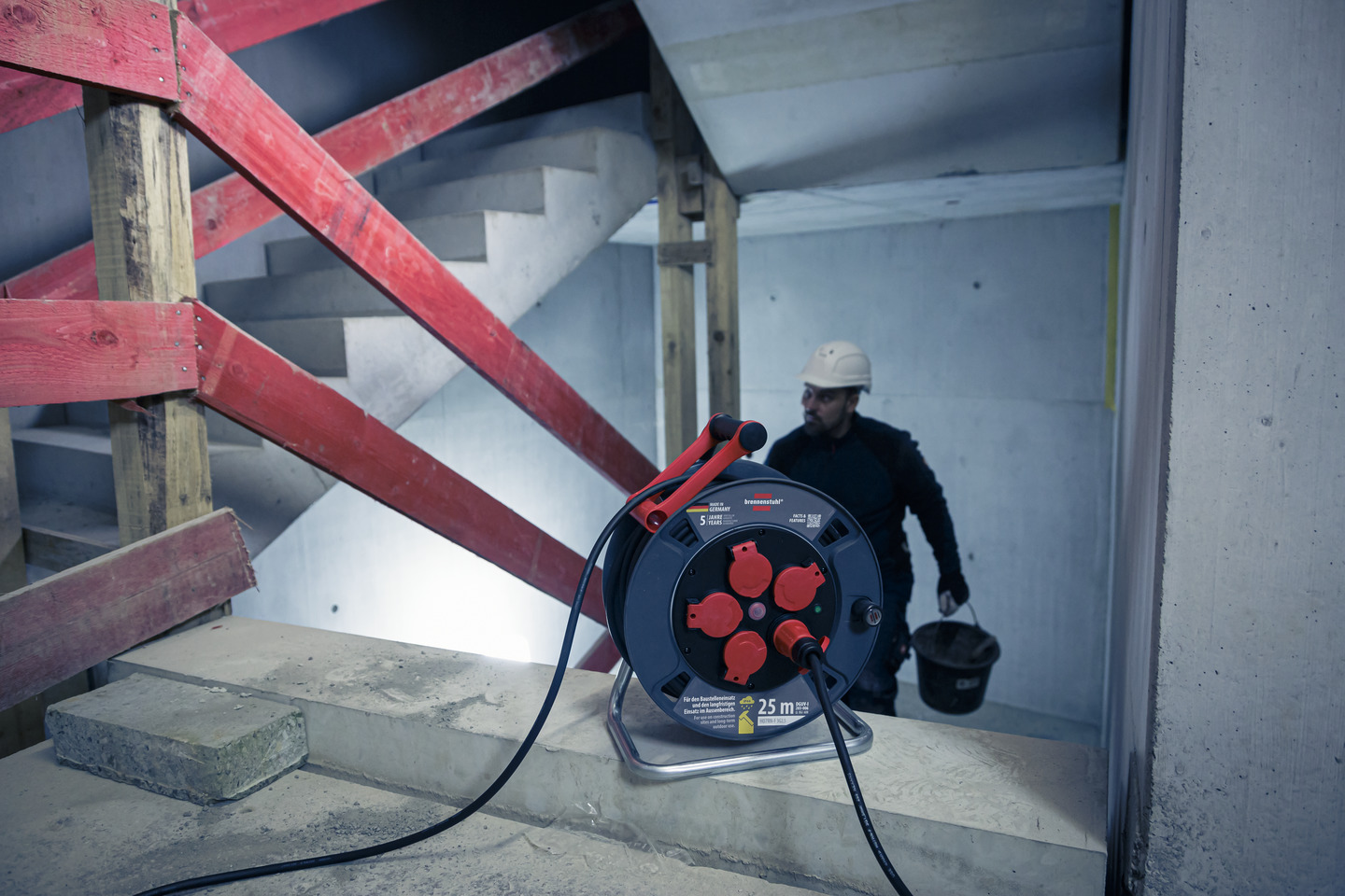 BRENNENSTUHL Professional Kabeltrommel 300 KU 2200 IP44, 25m H07RN-F 3G2,5