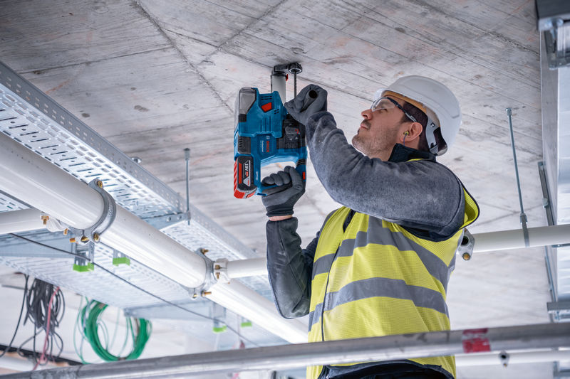 BOSCH Akku-Bohrhammer mit SDS plus GBH 18V-22, 2 x Akku GBA 18V 4.0Ah in L-BOXX 238