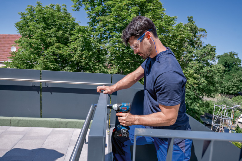 BOSCH Akku-Drehschlagschrauber GDS 18V-330 + GCY 42 Professional in L-BOXX