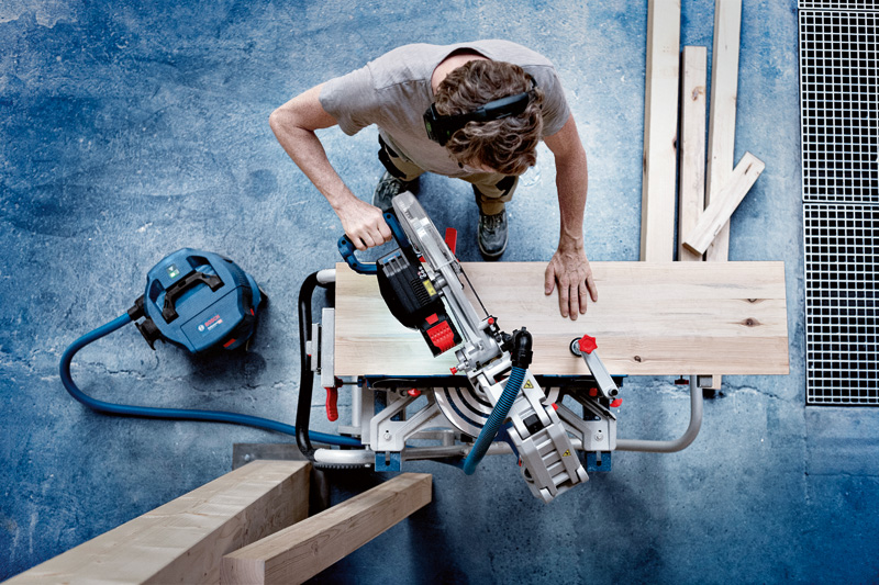 BOSCH Akku-Kapp- und Gehrungssäge GCM 18V-305 GDC, Karton