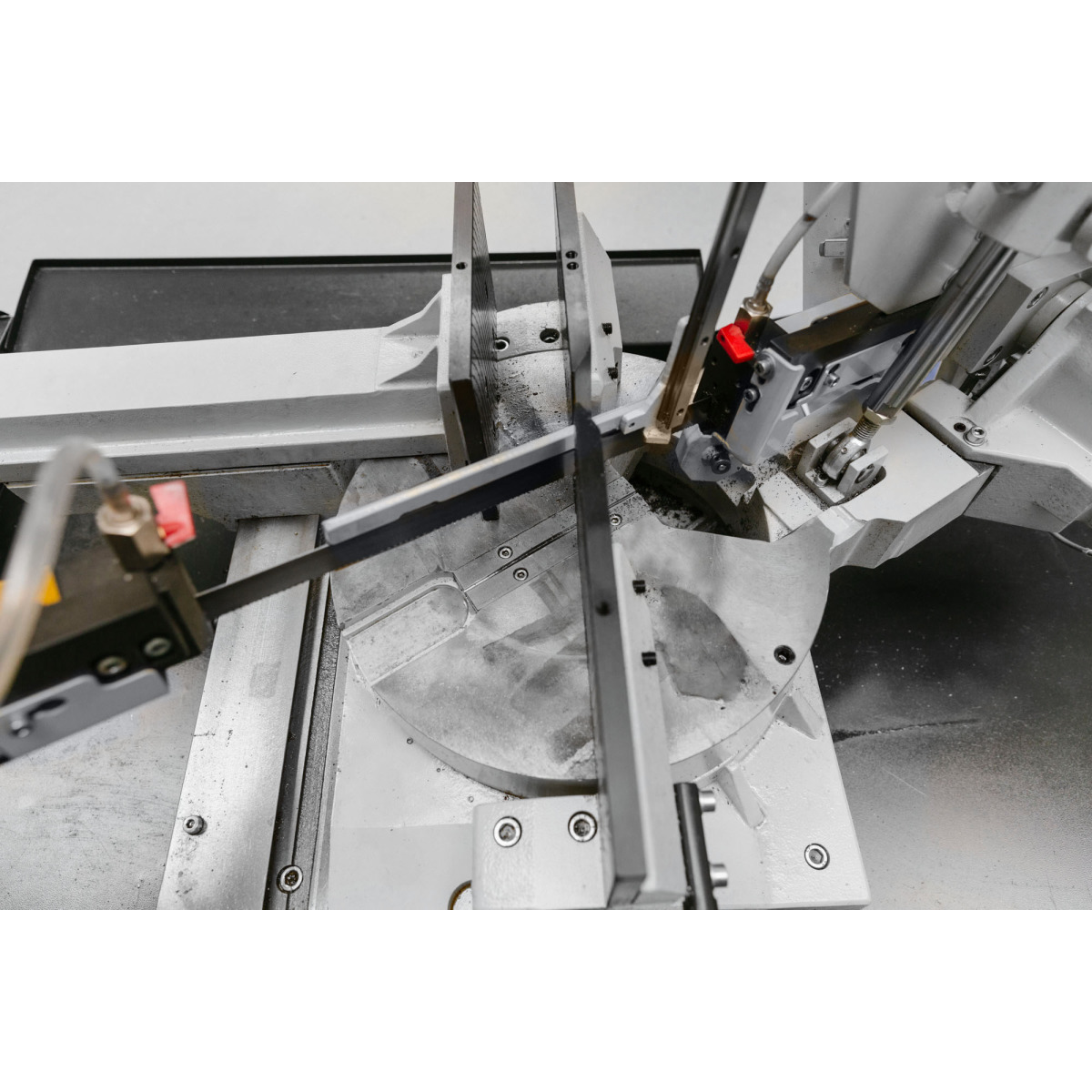 METALLKRAFT Halbautomatische Schwenkrahmen-Metallbandsäge für Gehrungungsschnitte von +60° bis -45° mit Frequenzumrichter BMBS 300 x 320 HA-DG