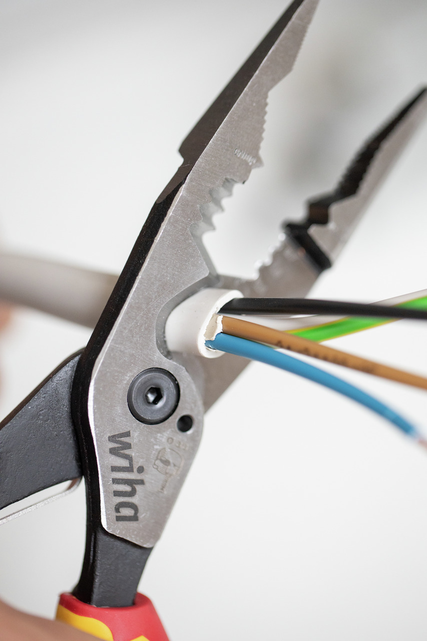 WIHA Multifunktionszange 8in1 Industrial electric mit ein- und ausschaltbarer Öffnungsfeder