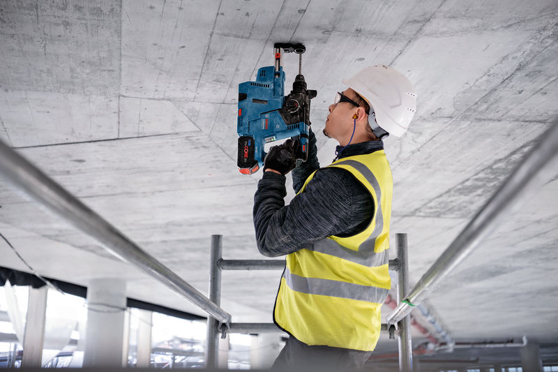 BOSCH Akku-Bohrhammer GBH 18V-24 C mit Zusatzhandgriff in Kartonschachtel