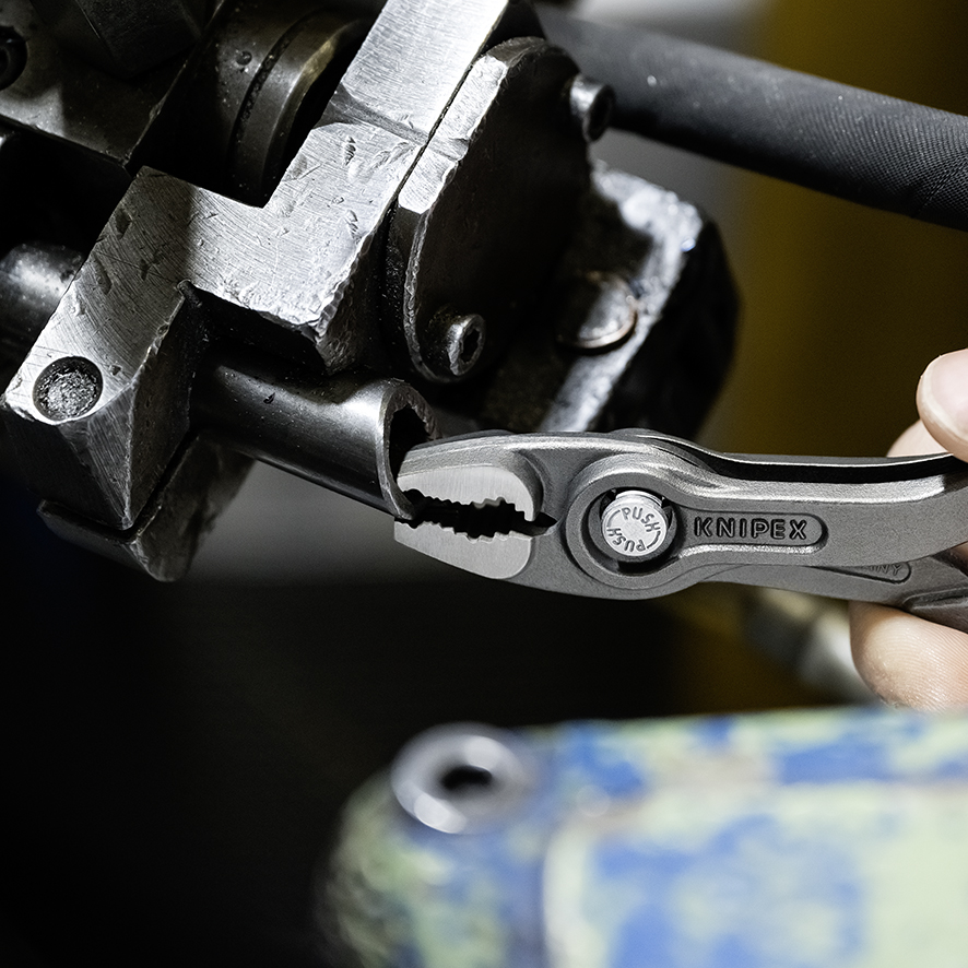 KNIPEX KNIPEX 82 02 150 TwinGrip® Front- und Seitengreifzange 150 mm grau atramentiert mit Comfort-Griffen poliert