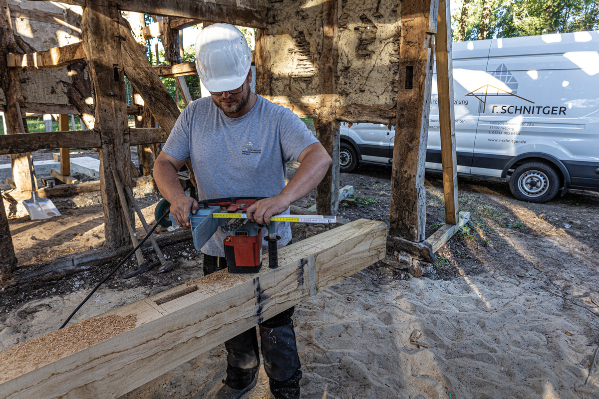 STABILA Zollstock Type 1607, 2 m, weiß, cm-inch-Skala, hochwertiger Meterstab aus PEFC-zertifiziertem Holz, umschließende Gelenkplatten