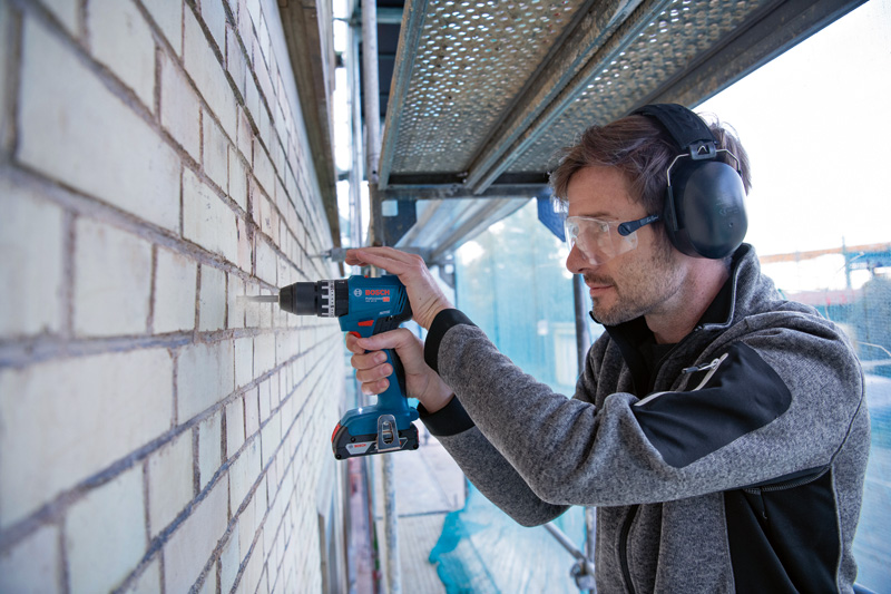 BOSCH Akku-Schlagbohrschauber GSB 18V-45, 2 x Akku GBA 18V 2.0Ah in L-BOXX