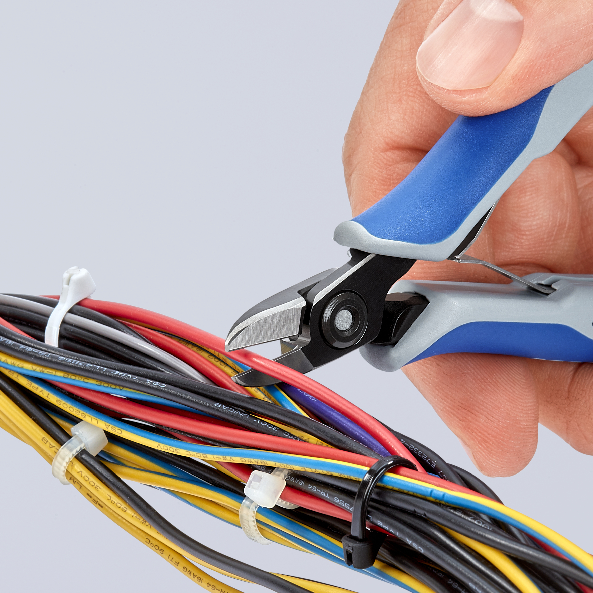 KNIPEX KNIPEX 79 02 125 S1 Präzisions-Elektronik-Seitenschneider z. B. zum Öffnen von Kunststoff-Kabelverbindern 125 mm brüniert mit Mehrkomponenten-Hüllen poliert KNIPEX KNIPEX 79 02 125 S1 Präzisions-Elektronik-Seitenschneider z. B. zum Öffnen von Kunststoff-Kabelverbindern 125 mm brüniert mit Mehrkomponenten-Hüllen poliert