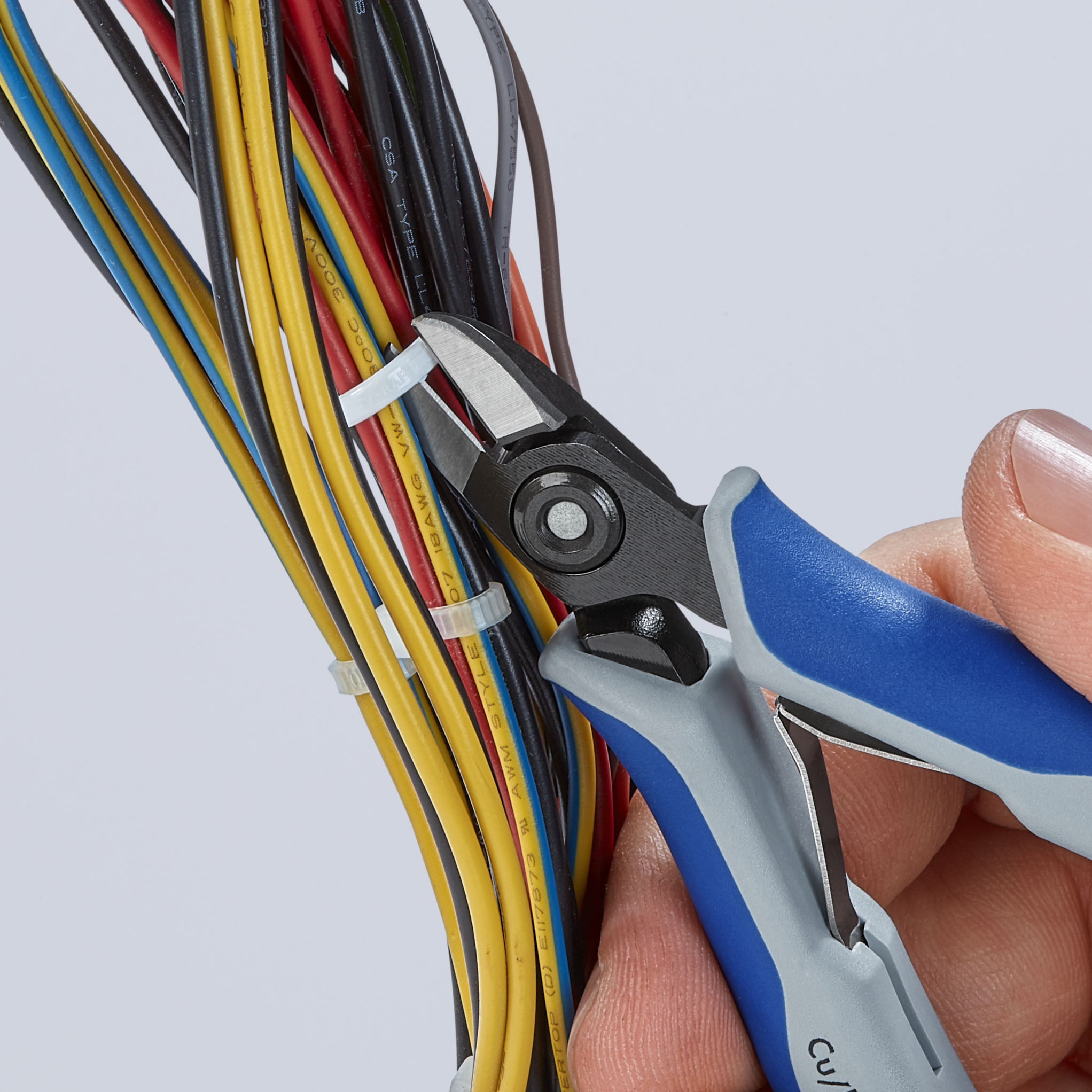 KNIPEX KNIPEX 79 02 125 S1 Präzisions-Elektronik-Seitenschneider z. B. zum Öffnen von Kunststoff-Kabelverbindern 125 mm brüniert mit Mehrkomponenten-Hüllen poliert