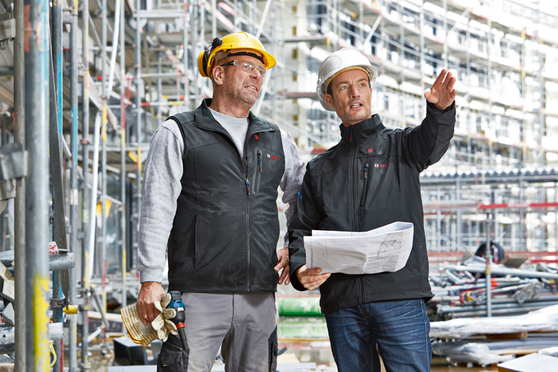 BOSCH Beheizbare Weste GHV 12+18V XA M, 1 x Akku GBA 12V 2.0Ah, Ladegerät