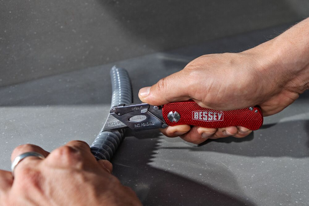 BESSEY Cuttermesser mit Aluminiumgriff BESSEY Cuttermesser mit Aluminiumgriff