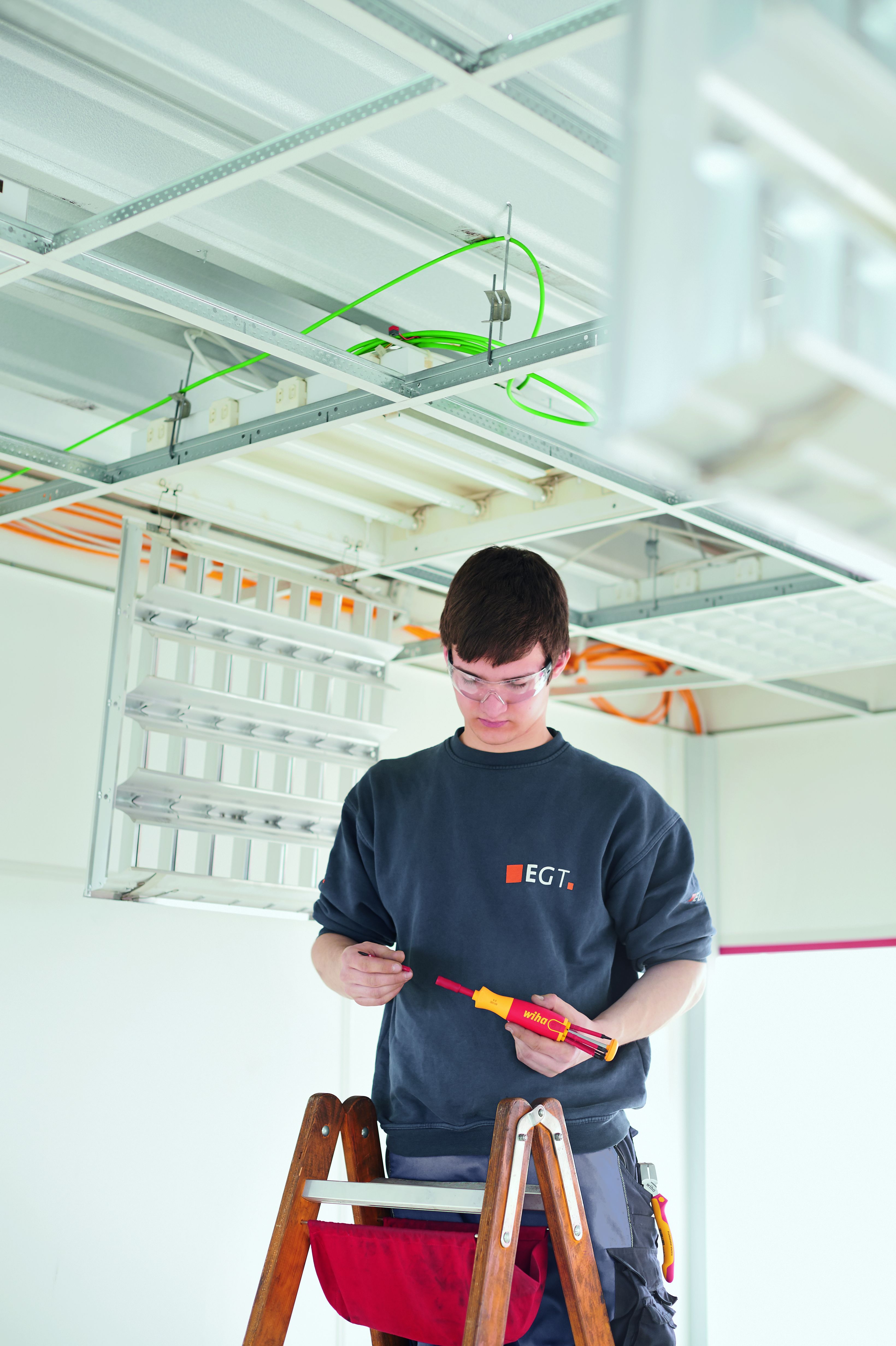 WIHA Schraubendreher mit Bit-Magazin LiftUp electric Schlitz, Phillips mit 6 slimBits