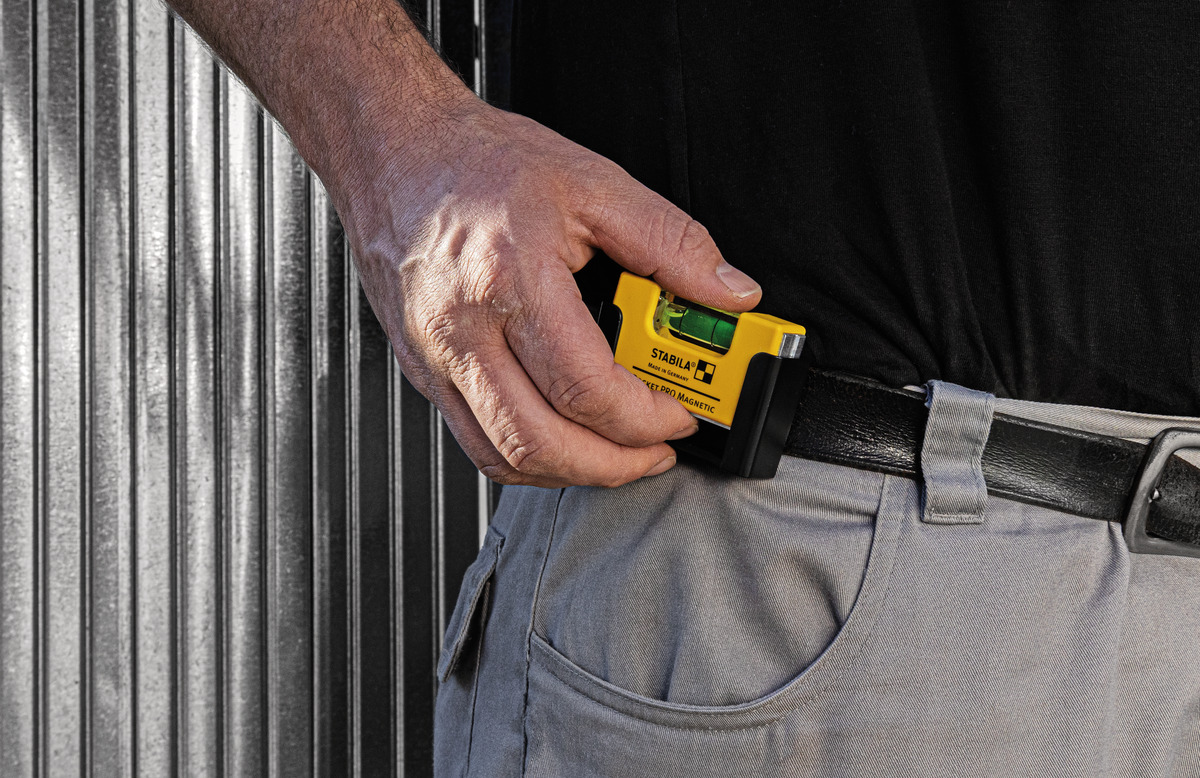 STABILA Mini-Wasserwaage Pocket PRO Magnetic mit Gürtel-Clip, 7 cm, starker Seltenerd-Magnet, 1 Horizontal-Libelle, Made in Germany