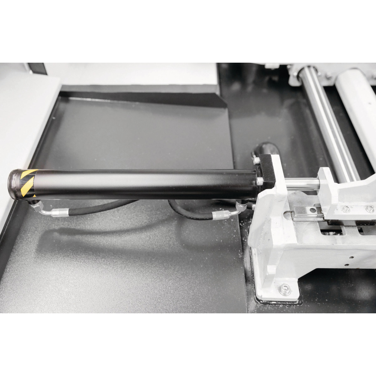 METALLKRAFT Vollautomatische, CNC-gesteuerte Schwenkrahmen- Metallbandsäge für Gehrungsschnitte bis +60° BMBS 300 x 320 CNC-G METALLKRAFT Vollautomatische, CNC-gesteuerte Schwenkrahmen- Metallbandsäge für Gehrungsschnitte bis +60° BMBS 300 x 320 CNC-G