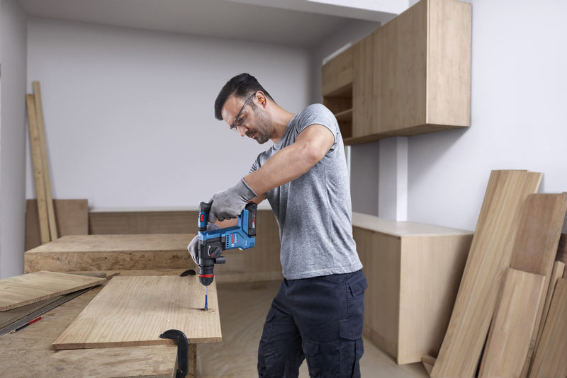 BOSCH Akku-Bohrhammer mit ONECHUCK GBH 18V-18 X in L-BOXX