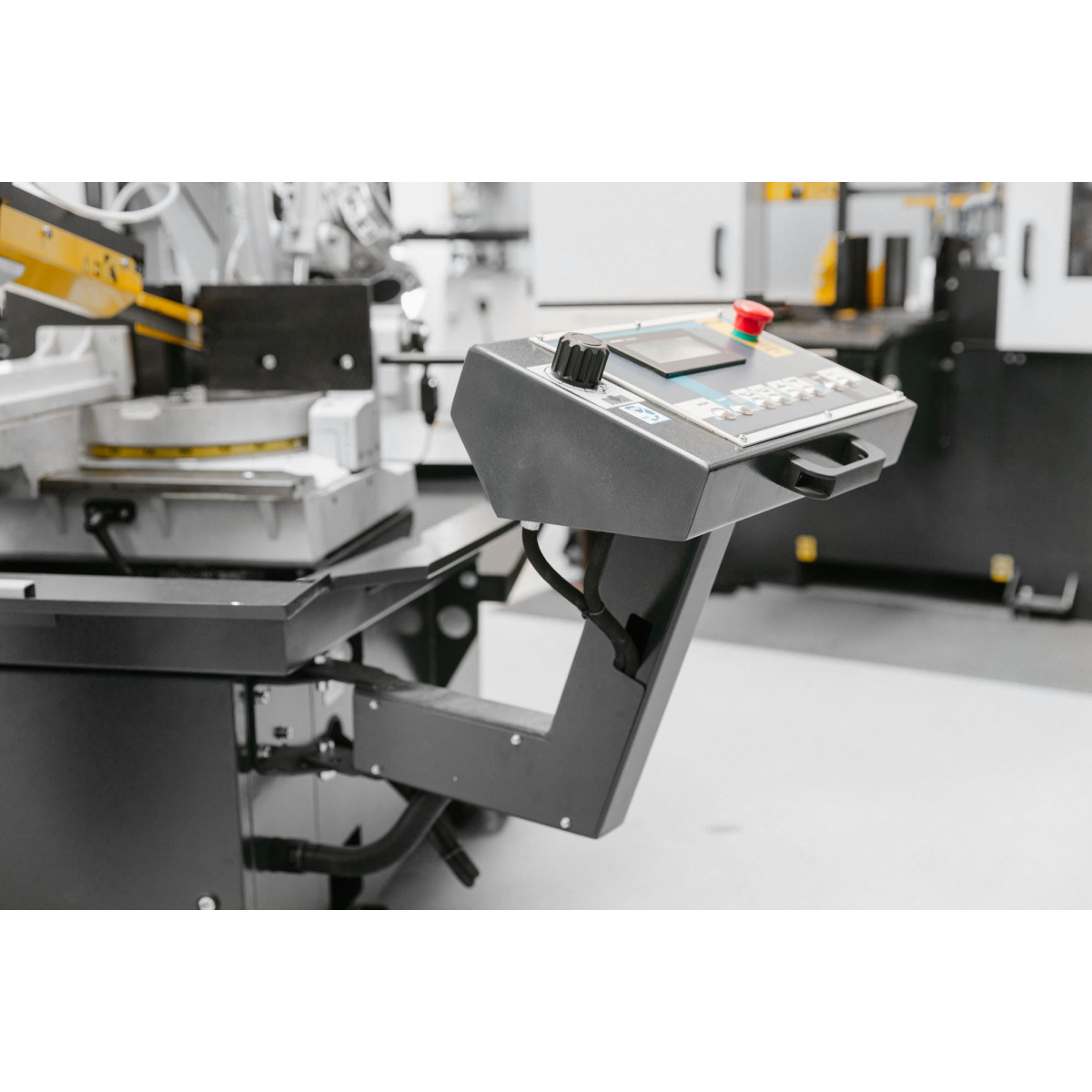 METALLKRAFT Halbautomatische Schwenkrahmen-Metallbandsäge für Gehrungsschnitte von +60° bis -60° mit Frequenzumrichter BMBS 460 x 600 HA-DG
