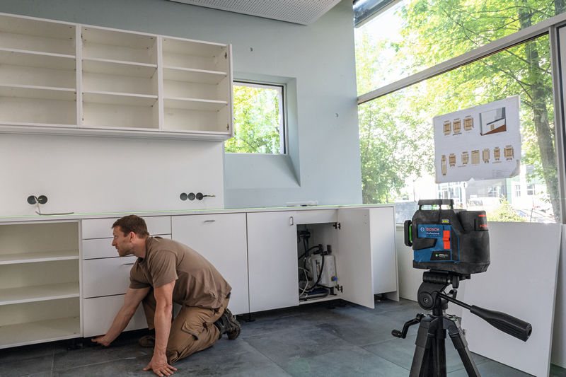 BOSCH Linienlaser GLL 12V-100-33 CG, 1 x Akku GBA 12V 2.0Ah in L-BOXX