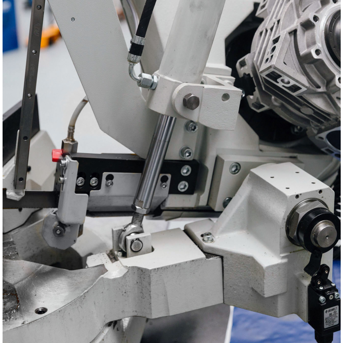 METALLKRAFT Halbautomatische Schwenkrahmen-Metallbandsäge für Gehrungungsschnitte von +60° bis -45° mit Frequenzumrichter BMBS 300 x 320 HA-DG